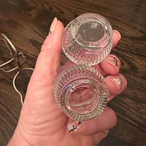 Vtg Round Clear Ribbed Glass Salt & Pepper Shakers Red Screw Caps & Metal Caddy - Picture 5 of 6